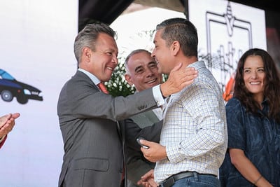 Pablo Lemus entrega 19 patrullas y 12 ambulancias en Jalisco