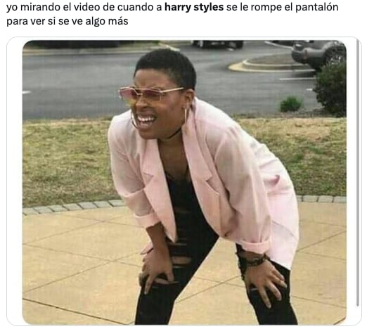 Harry Styles rompe sus pantalones frente a Jennifer Aniston