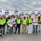 ¿Cuánto ganan los trabajadores en huelga de GM, Ford y Stellantis en Estados Unidos?