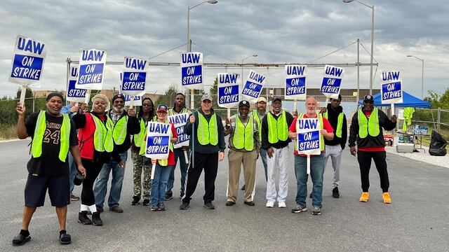 Trabajadores de la UAW en huelga en Estados Unidos