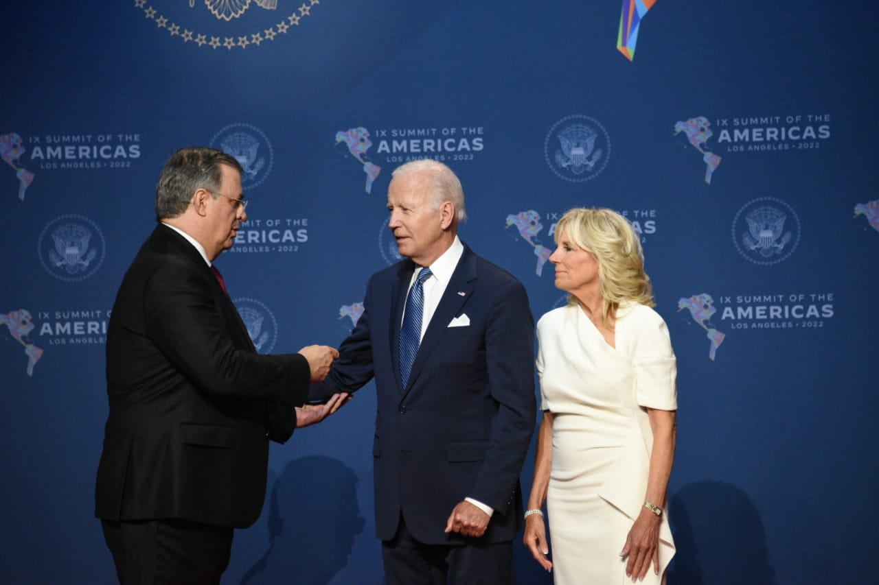 Marcelo Ebrard saluda a Joe Biden