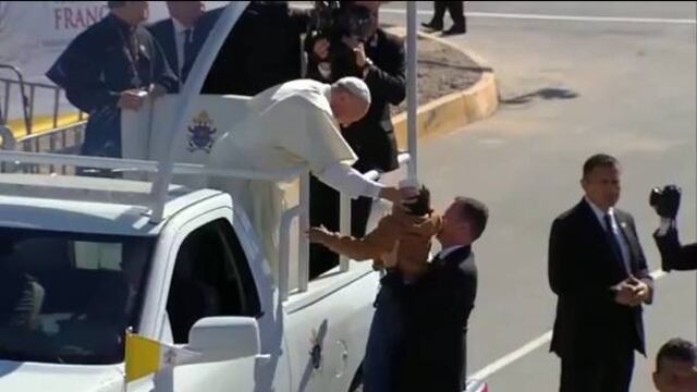 Un niño saltó la valla para poder entregar una carta al Papa Francisco en Ciudad Juárez.
