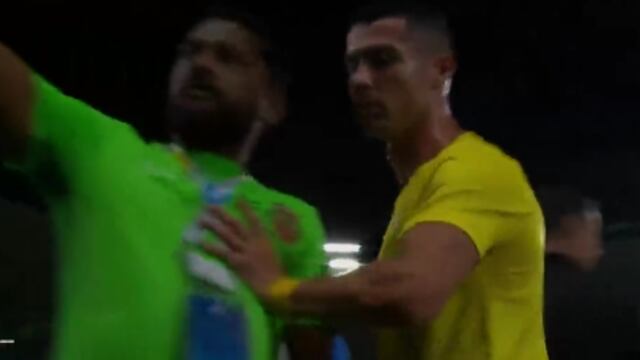 Cristiano Ronaldo empuja a fan