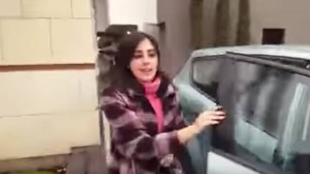 Exhibe a su esposa.