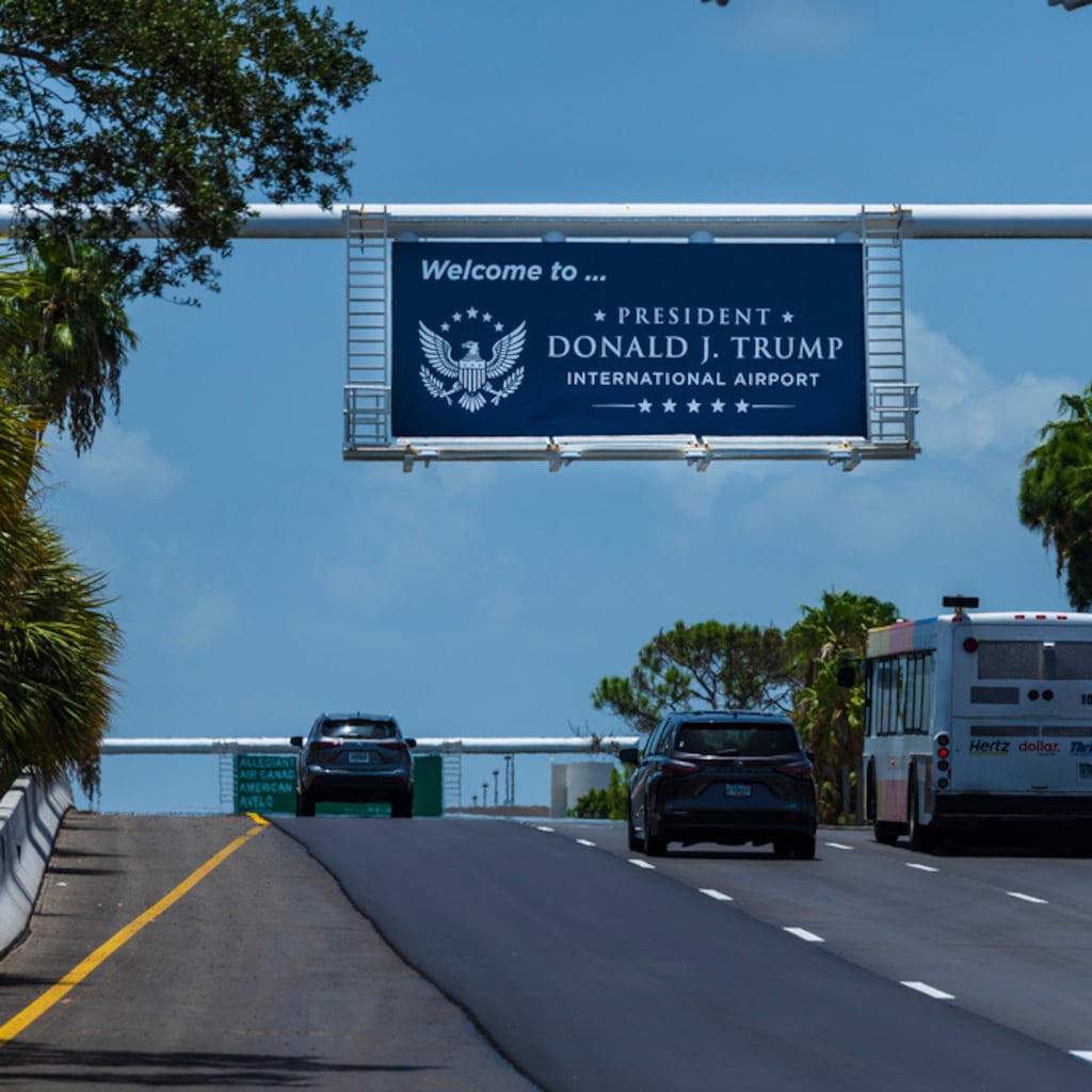 Donald Trump celebra que el Aeropuerto de Palm Beach ahora lleve su nombre