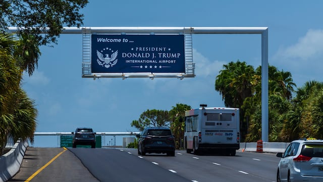 Donald Trump celebra que el Aeropuerto de Palm Beach ahora lleve su nombre