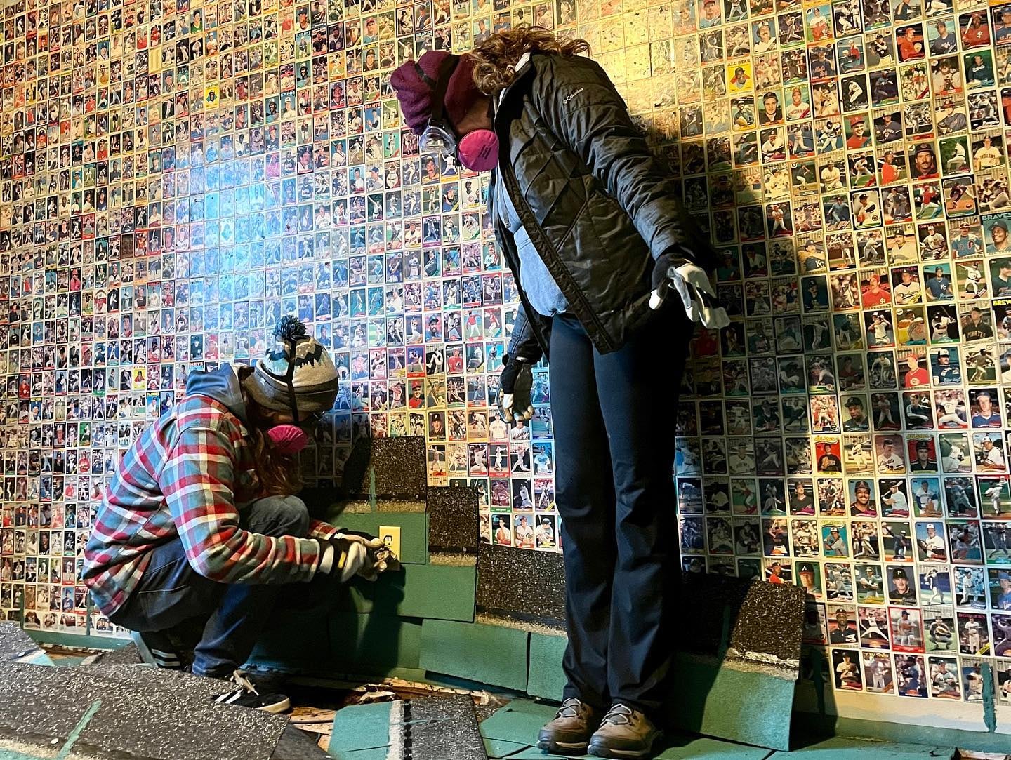 Encuentran más de mil tarjetas antiguas de beisbol pegadas en una pared