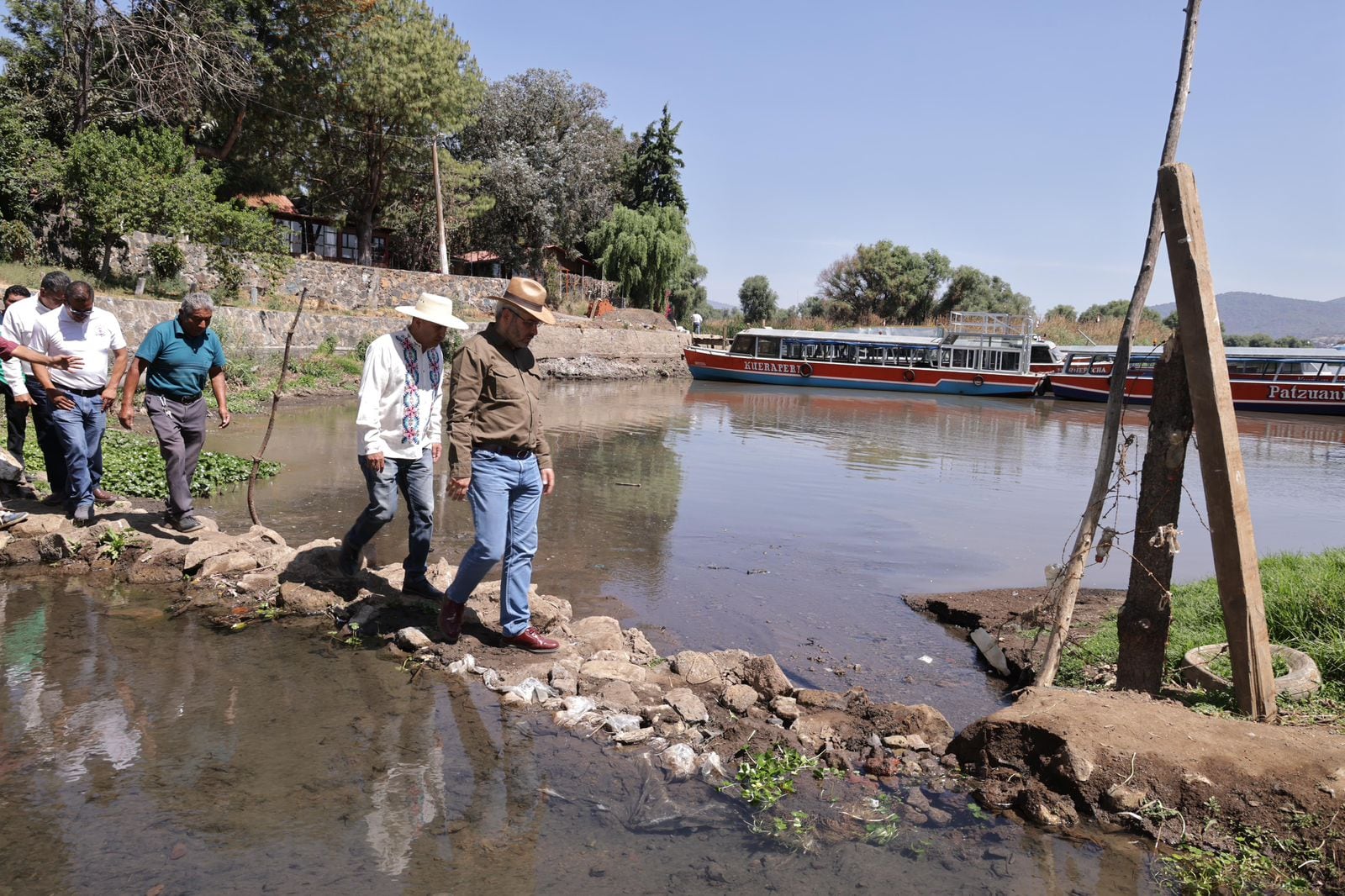 Alfredo Ramírez Bedolla visita lago y manantiales de Pátzcuaro