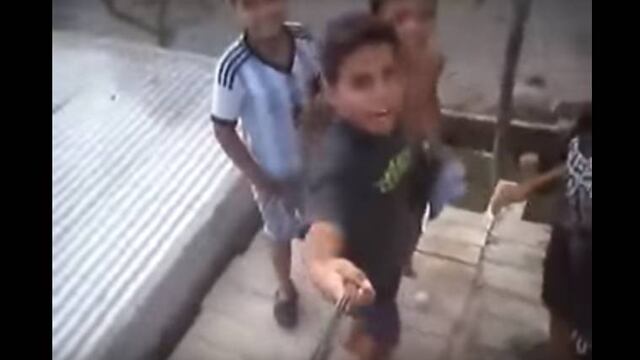 Niños caen del techo.