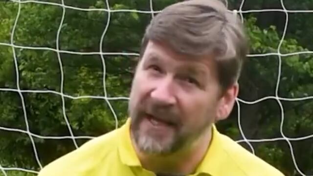 Árbitro analiza el penal del América vs Cruz Azul