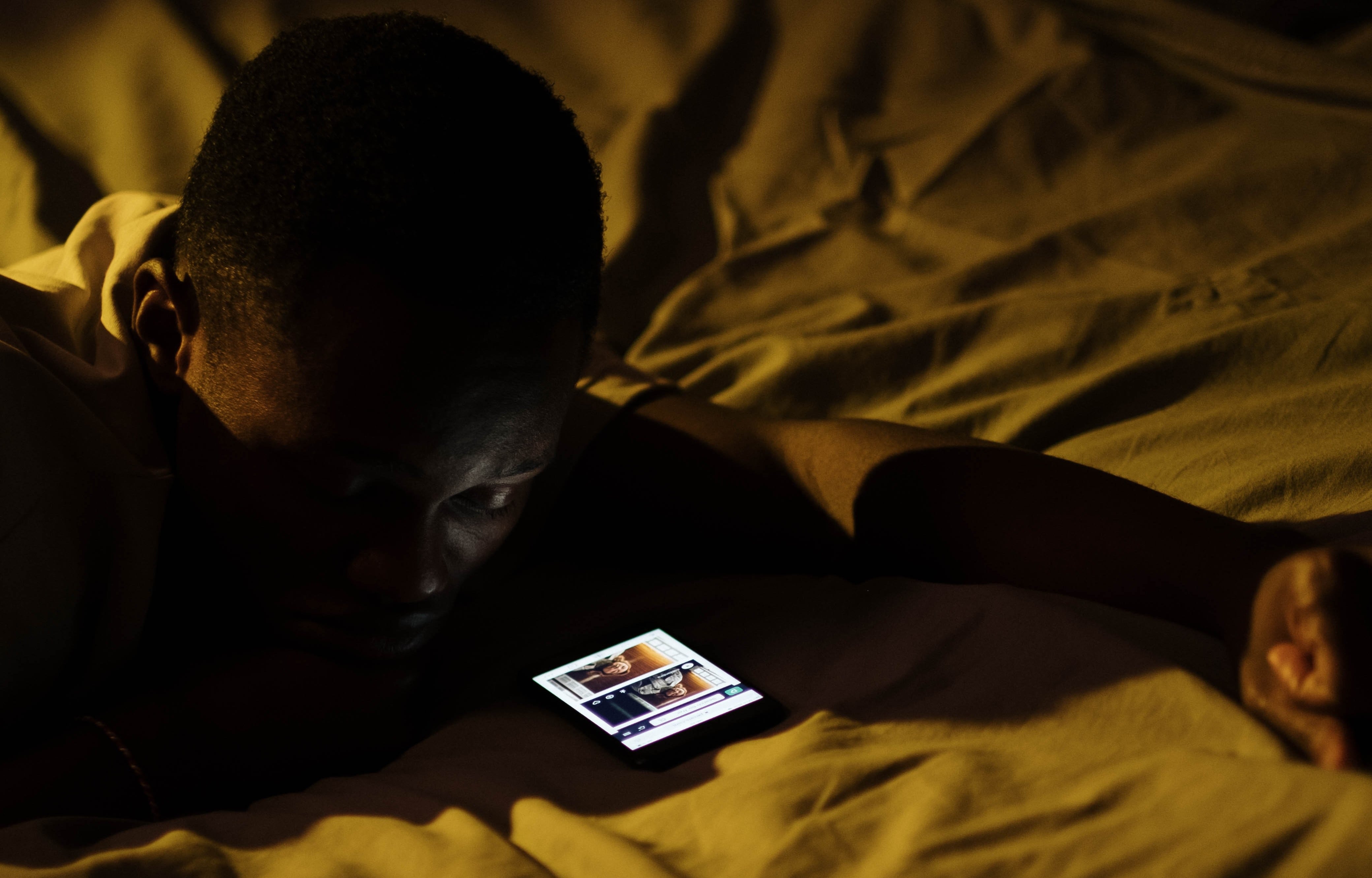 Hombre dormido con celular cerca