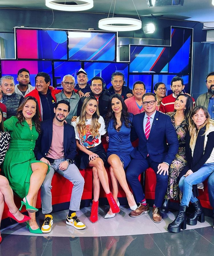 Paola Rojas y el equipo del noticiero "Al aire con Paola".