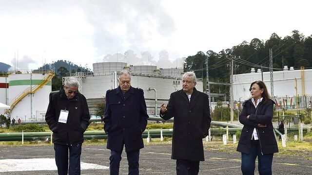 AMLO camina junto a Manuel Bartlett a días de que fuera exonerado por la SFP