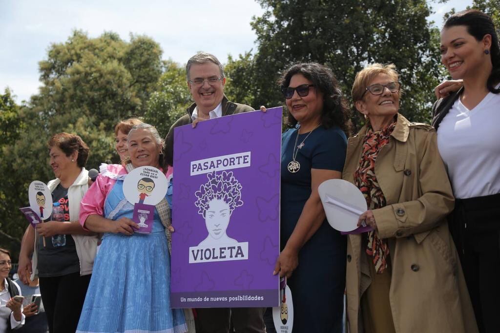 Marcelo Ebrard propone “pasaporte violeta” de 3 mil pesos mensuales para mujeres