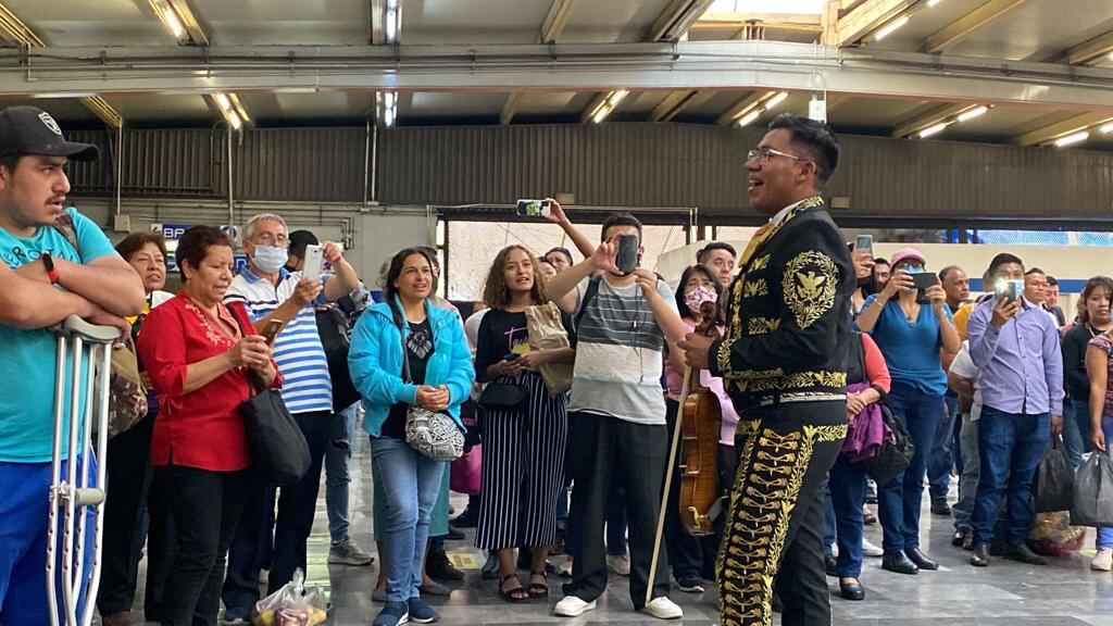 ¿Mariachi en Cuatro Caminos por el cumpleaños de AMLO?