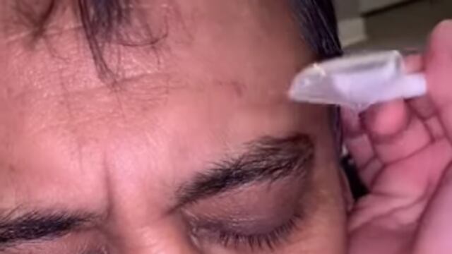 Trollea a su papá depilandole la ceja