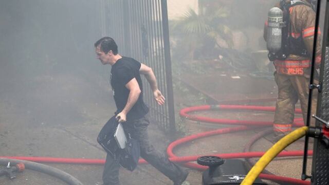 Escritor rescata libros.