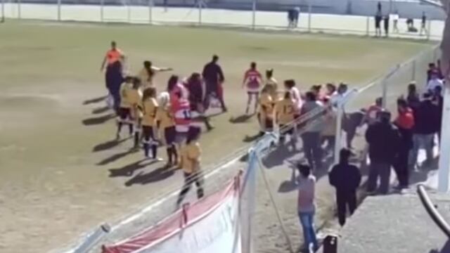 Las jugadoras se dieron hasta con la cubeta tras una falta.