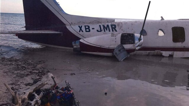 El extraño caso de la avioneta que despegó de Guadalajara, México, y terminó abandonada en Jamaica (VIDEO)