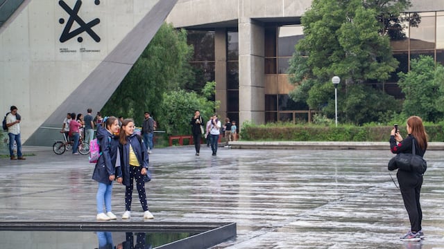 CIUDAD DE MÉXICO, 04AGOSTO2019.- Una pareja se cubre de la lluvia junto a sus mascotas en las escaleras del la Sala Nezahualcóyotl de Cidad Universitaria.
FOTO: ROGELIO MORALES /CUARTOSCURO.COM