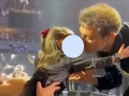 Luis Miguel besa a niña en la boca