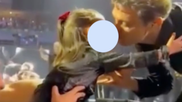Luis Miguel besa a niña en la boca