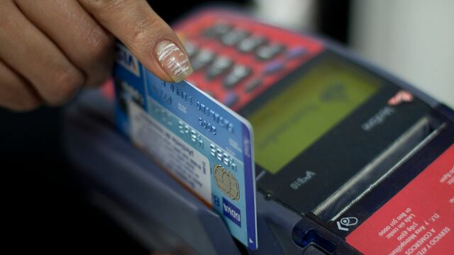 Profeco advierte riesgo sobre el pago mínimo en la tarjeta de crédito.