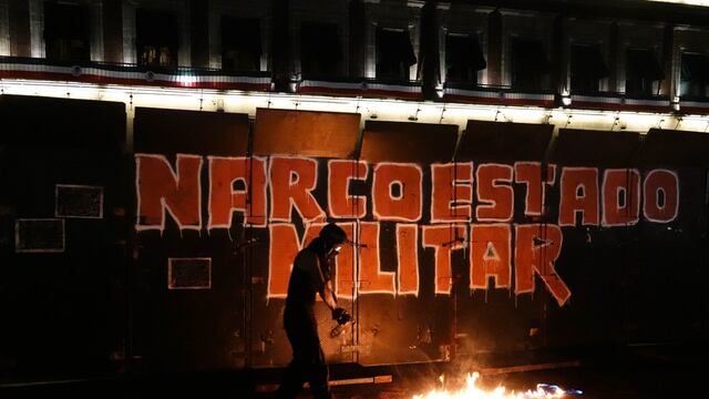 protestas contra militares por la desaparición de los 43 normalistas de Ayotzinapa