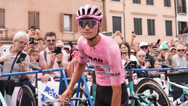 El ciclista mexicano Isaac Del Toro Romero viste el maillot rosa en el Giro d'Italia