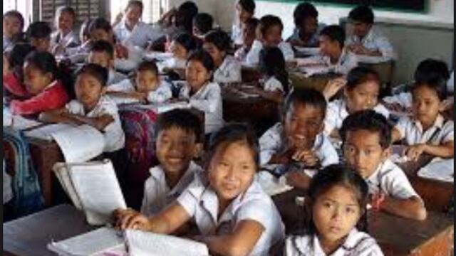 La reforma educativa, también tiene implicaciones políticas en el terreno de la regulación y participación de distintos factores que concurren en la educación.