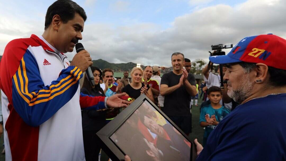 Maduro obsequia un cuadro a Maradona.