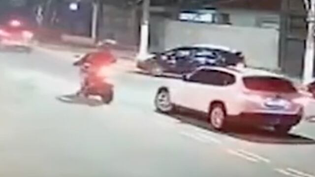 Mujer atropella a ladrón Ecuador, quedó en video.