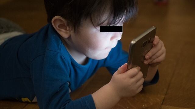 ¡Cuidado! Los celulares tal vez te ayuden a lidiar con tus hijos, pero el costo puede ser muy alto.