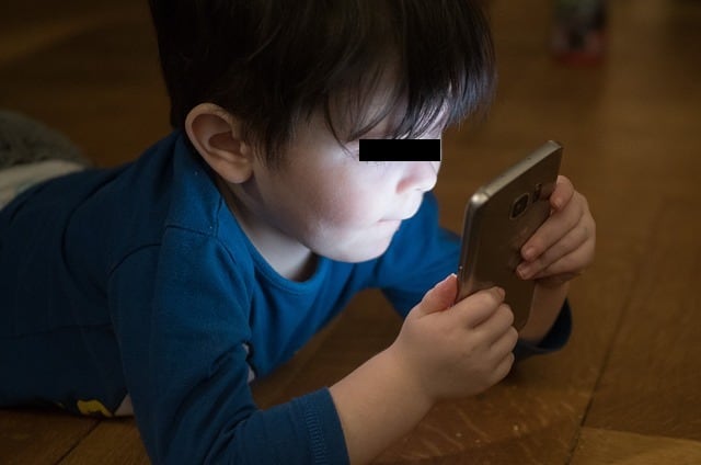 ¡Cuidado! Los celulares tal vez te ayuden a lidiar con tus hijos, pero el costo puede ser muy alto.