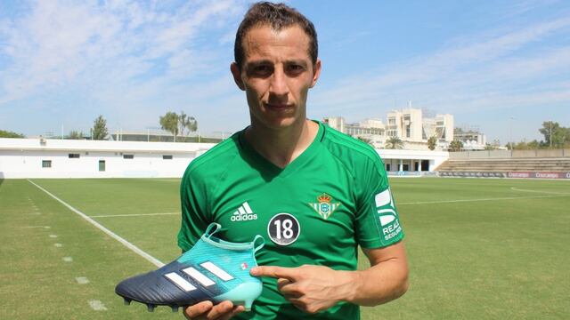 Andrés Guardado presume calzado.