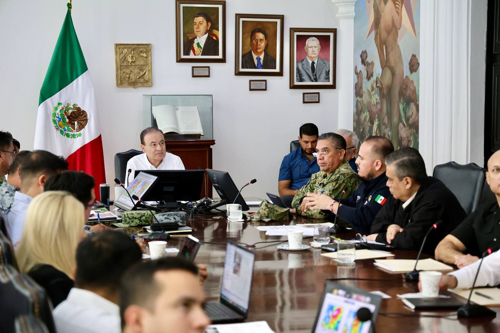 Alfonso Durazo Montaño supervisa el despliegue de elementos de emergencia ante la llegada del ciclón Raymond