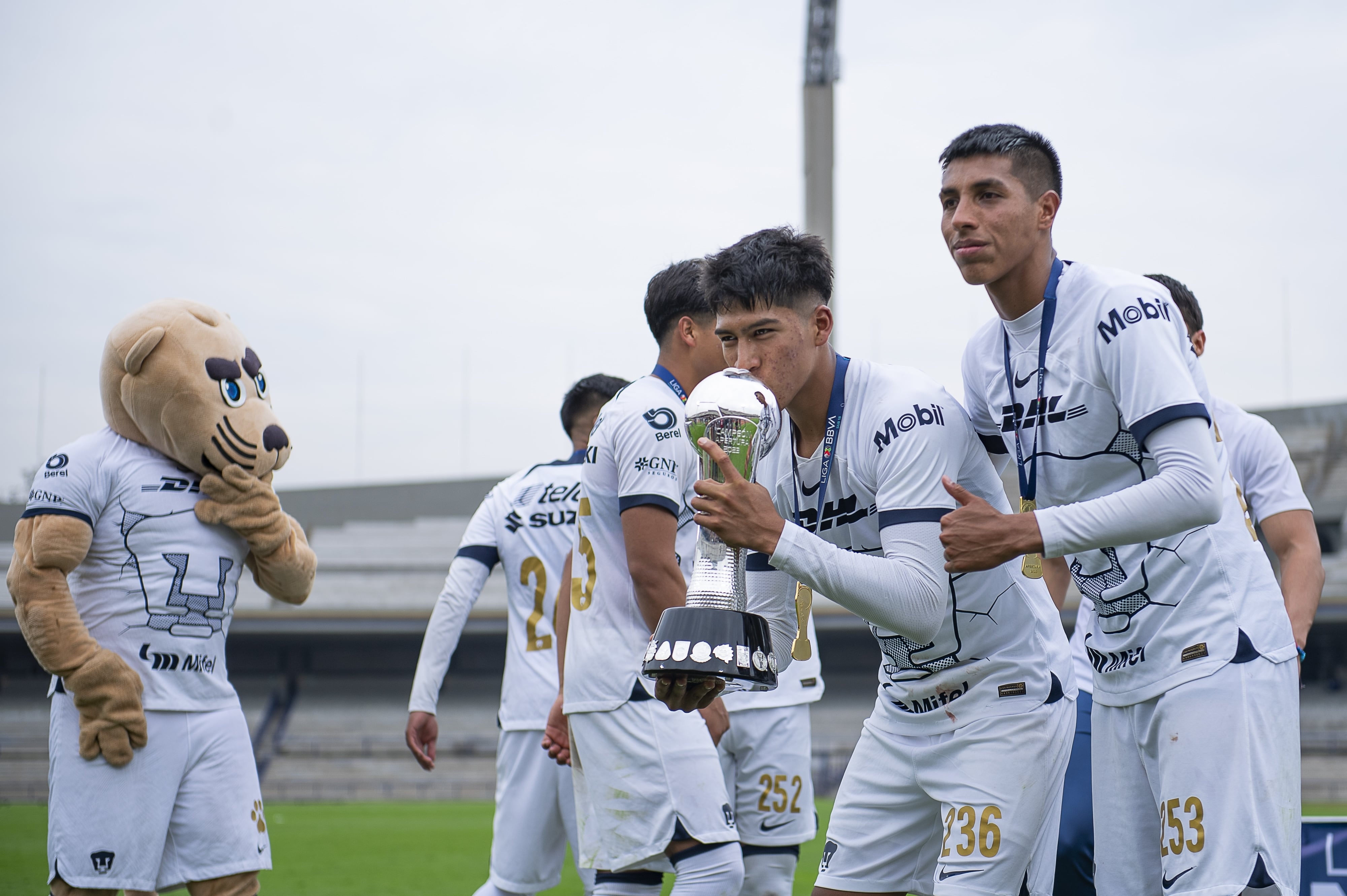 Manuel Sánchez se consagró campeón con Pumas Sub 18.
