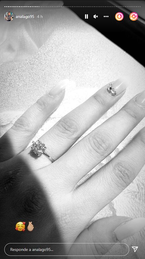 Ana Lago presumiendo anillo de compromiso