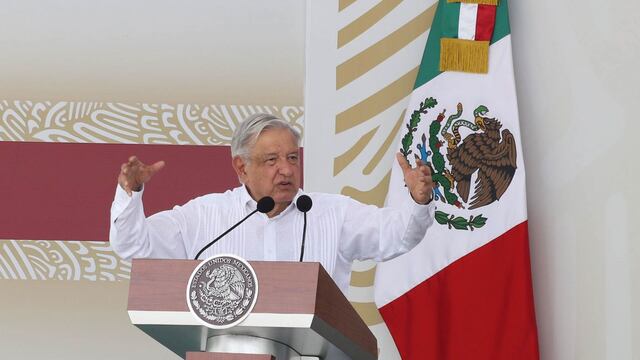 Andrés Manuel López Obrador, acompañado del gobernador del estado de Yucatán, Mauricio Vila Dosal y otras autoridades del gabinete federal; inauguraron el Gran Parque de la Plancha