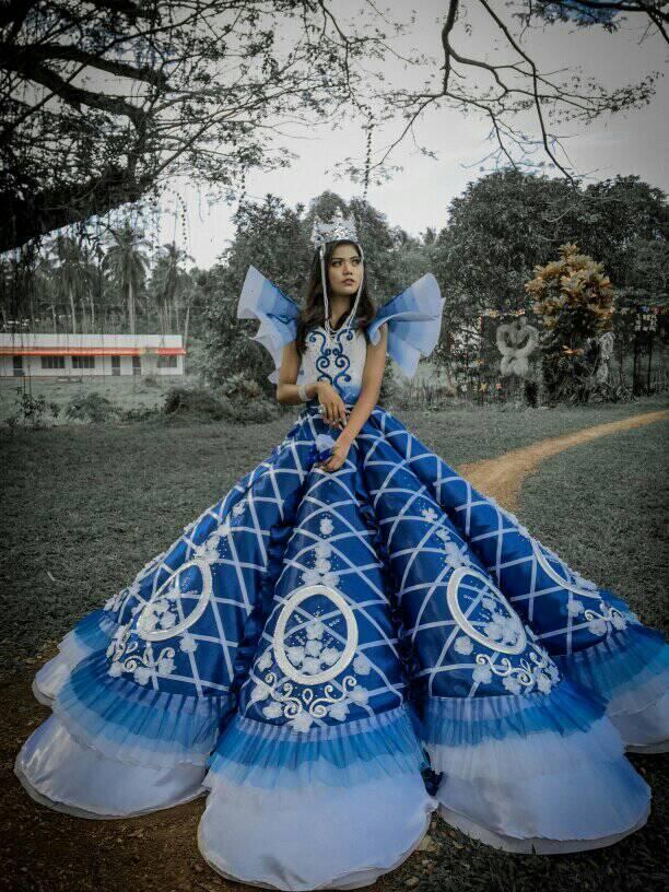 Joven diseña vestido para su hermana.