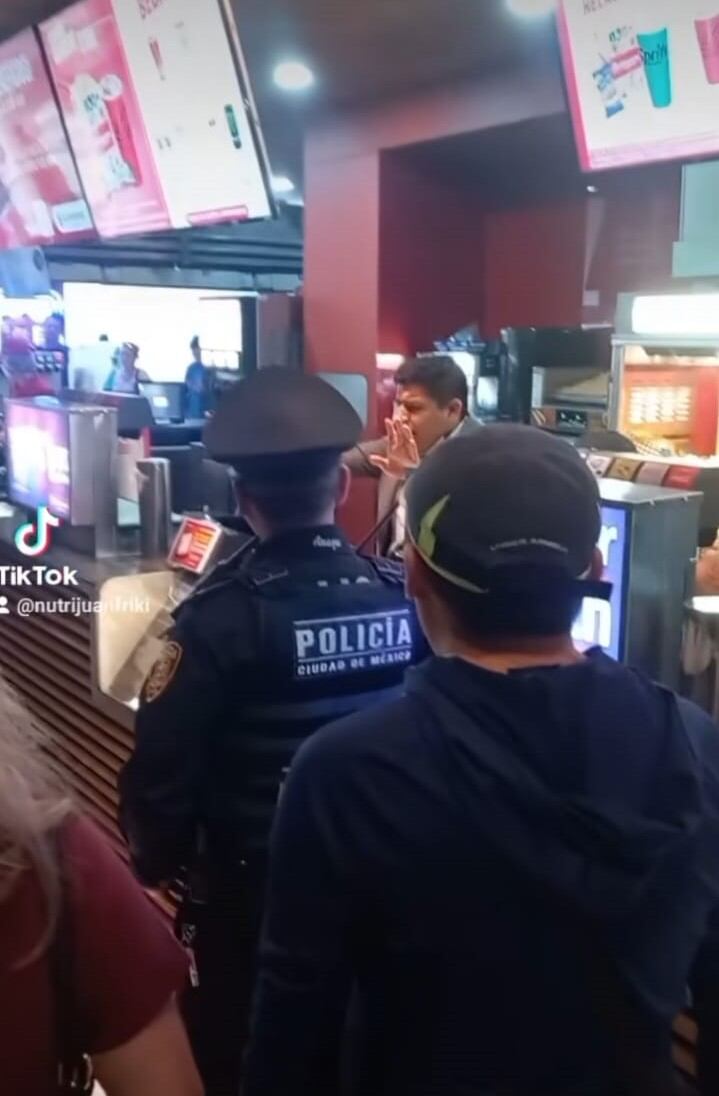 Acusan que revendedores acapararon palomera DeLorean en Cinemex