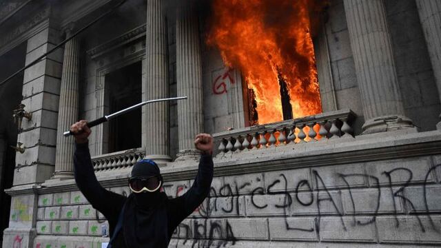 Manifestantes queman congreso