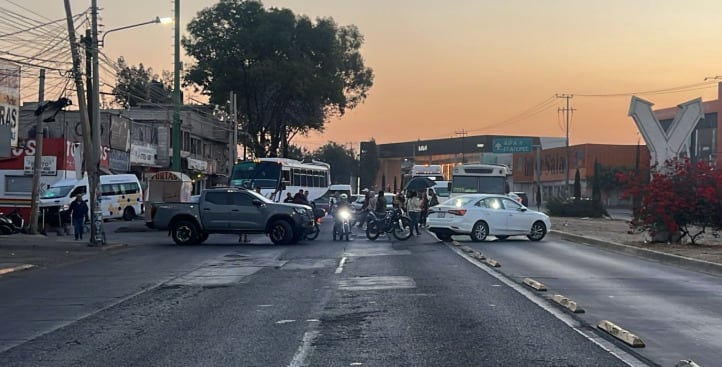Bloqueo en Vía Morelos, Ecatepec, por cierre de barberías