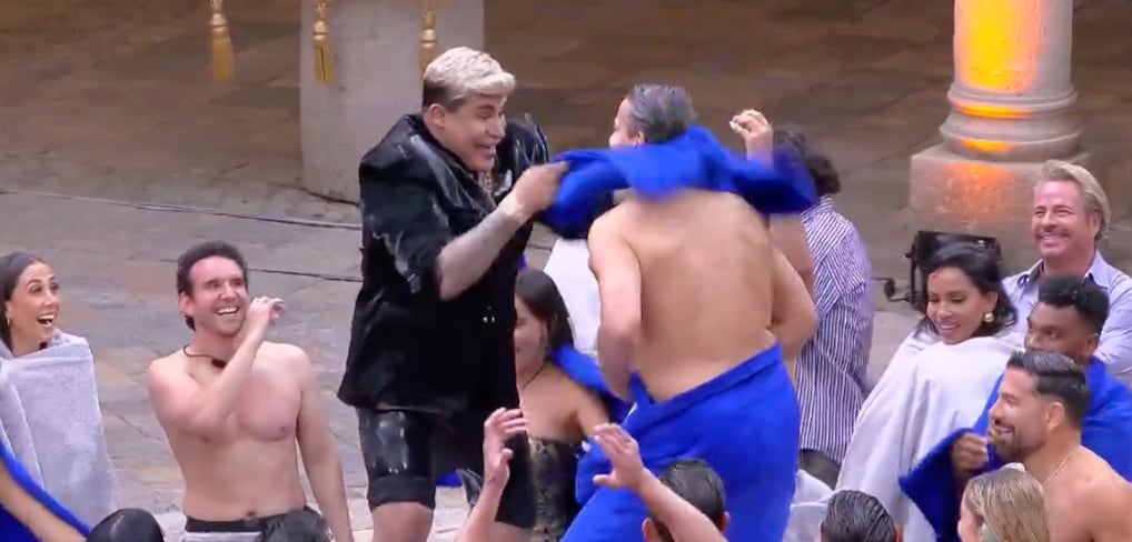Alfredo Adame besa en la boca a El Divo en el estreno de Los 50 de Telemundo
