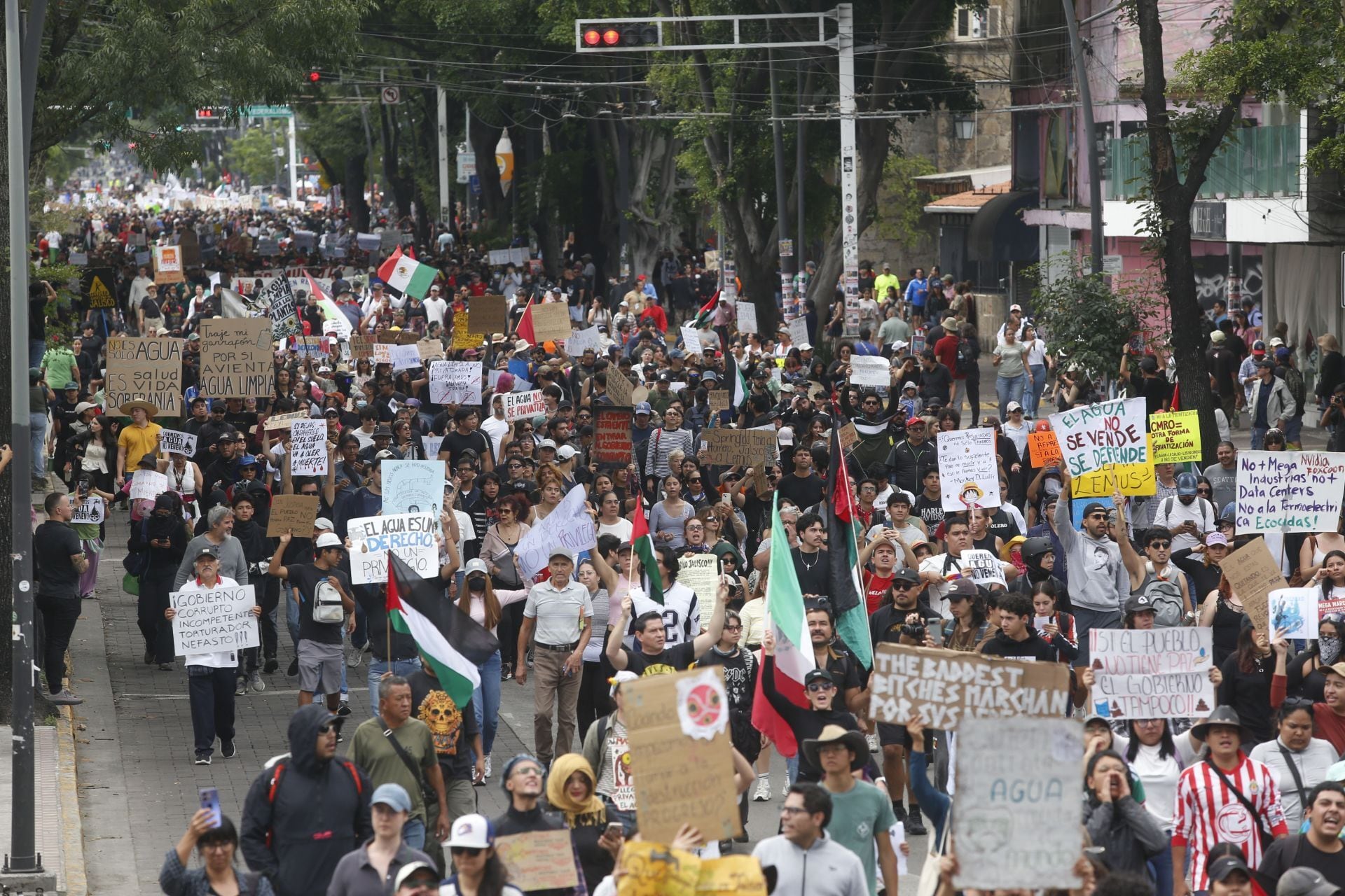 Gobierno de Jalisco reporta grupo de choque con mujeres y menores durante disturbios