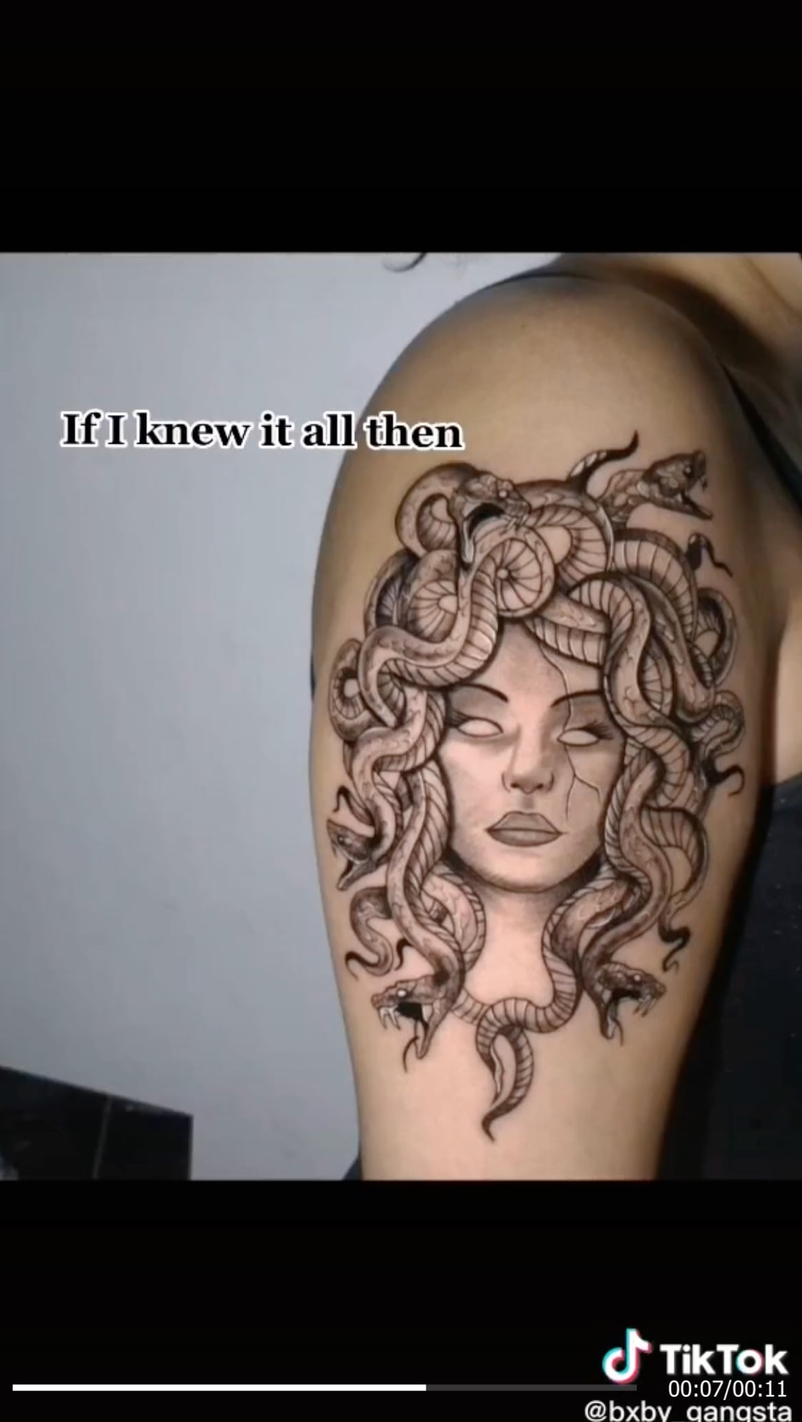 Tatuaje de Medusa en TikTok exhibe lo normalizado del abuso sexual infantil