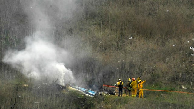 Bomberos trabajan en la escena del desastre.