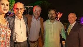 Hay fiestas a las que si no te invitan, ya chingaste. Quirino debió escapar al ver a Salinas