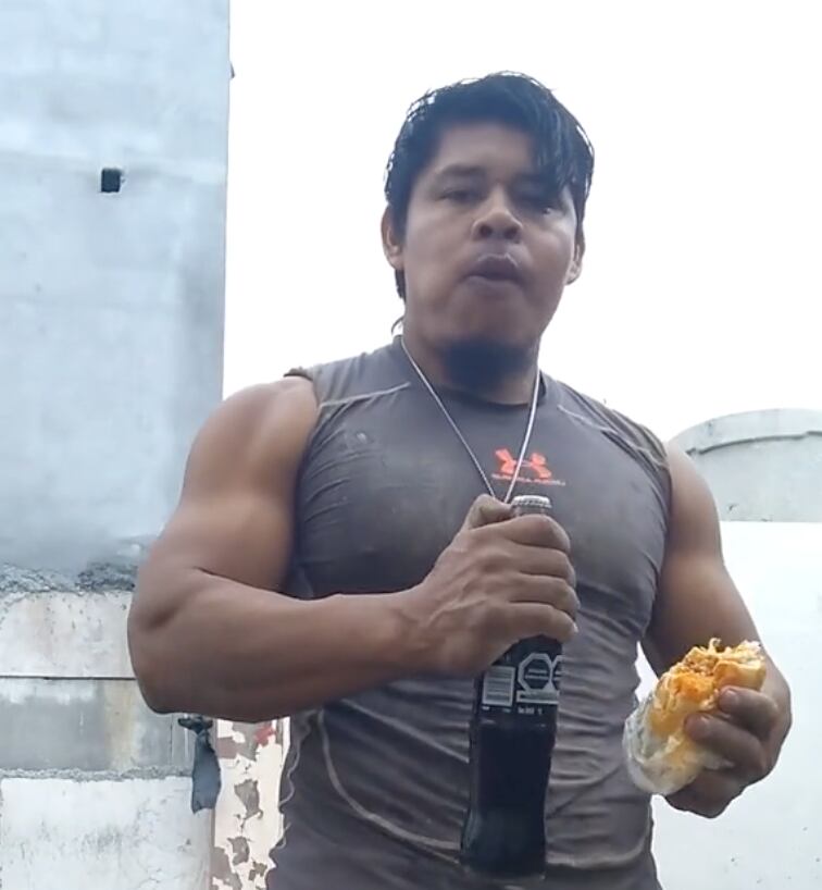 Albañil musculoso se hace viral en TikTok y revela que solo consume Coca-Cola y antojitos