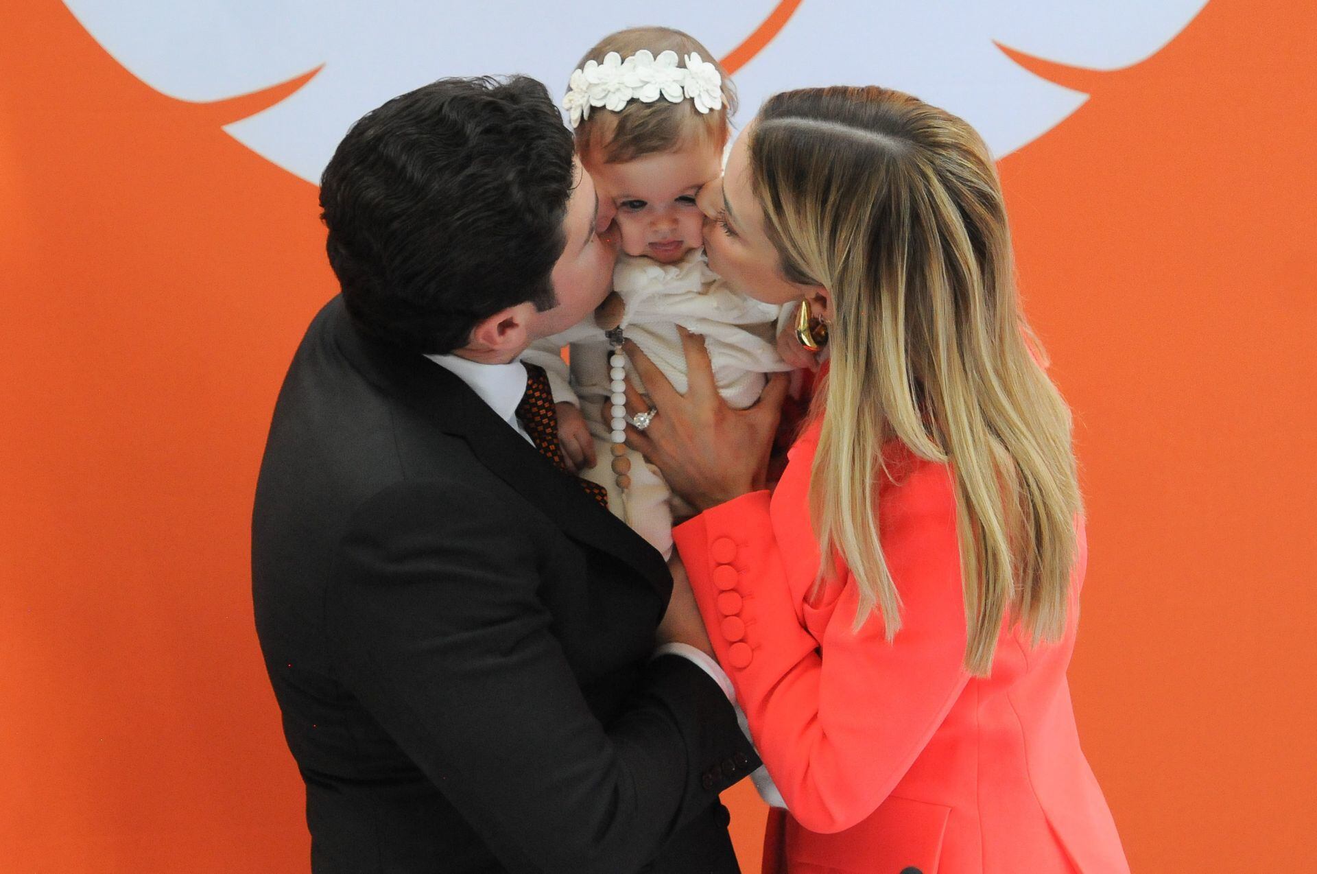 Samuel García y Mariana Rodríguez son criticados por su excesivo uso de redes sociales